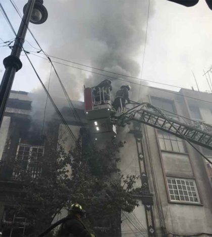Incendio consume bodega de telas del Centro Histórico