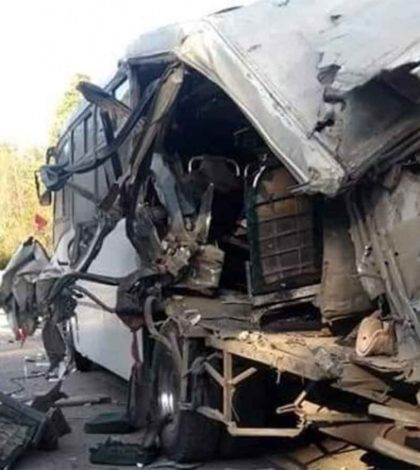 Choca camión de peregrinos en México-Puebla; hay un muerto