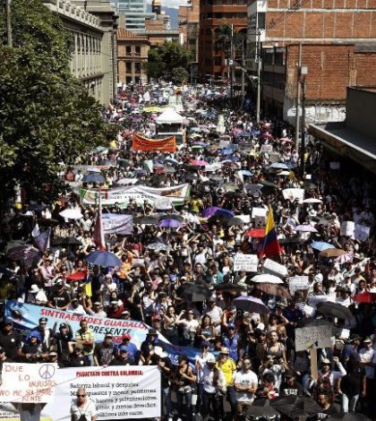 Miles de colombianos toman las calles en protesta contra el gobierno