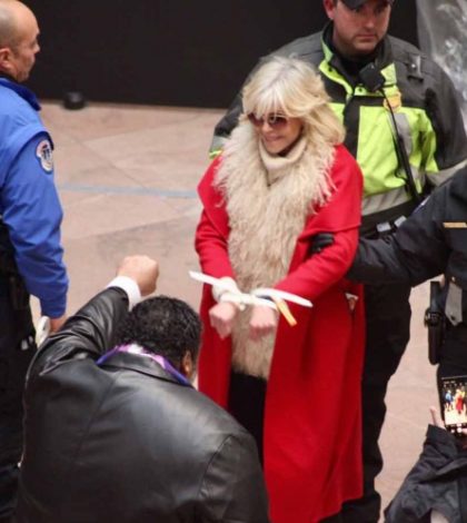 Arrestan por quinta vez a Jane Fonda por protestas en Capitolio
