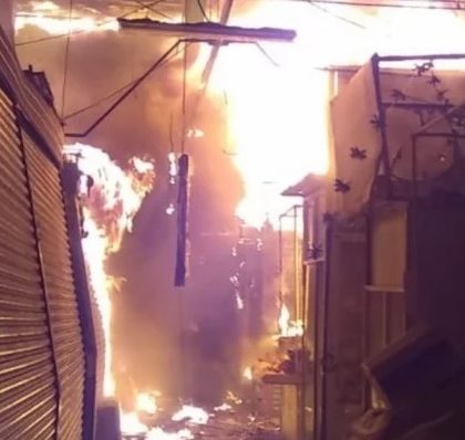#Video: Incendio consume locales del mercado de San Cosme