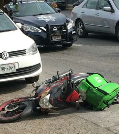 Motociclista de Uber Eats sufre aparatosa caída