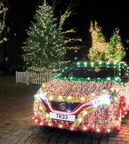 Nissan LEAF se trasnforma en un brillante árbol de navidad