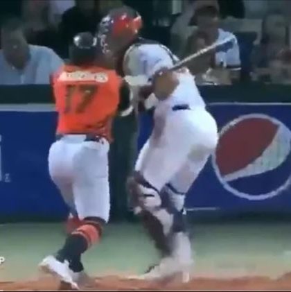 Beisbolista enloquece y golpea con el bat a catcher rival