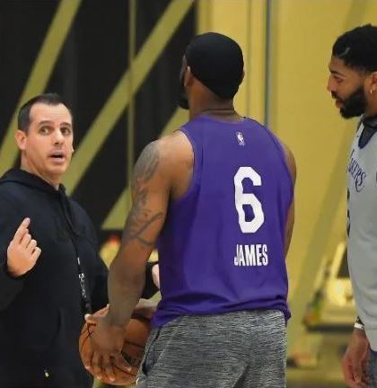 Los Lakers retoman sus actividades entre el luto