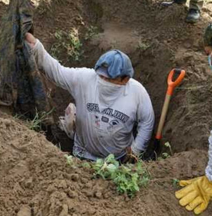 Hallan 10 cuerpos en fosa clandestina en Michoacán