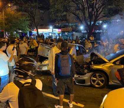 Cinco carros estrellados en medio de supuestos piques en Medellín