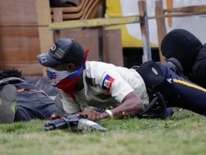 Crisis en Haití: el país donde la policía  ataca y se bate a fuego abierto con el ejército