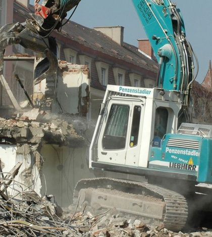 Empresa de demolición tira casa equivocada