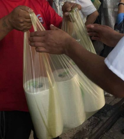 Amonestan a 76 tiendas por entregar bolsas de plástico en CDMX