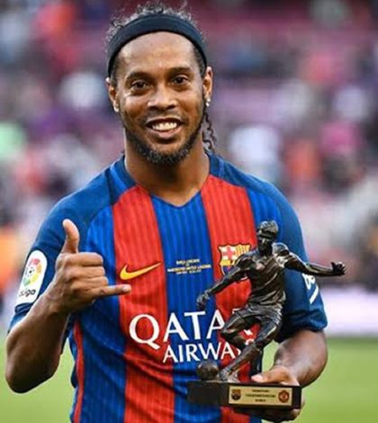 El Camp Nou es mi pista de baile, dice Ronaldinho (video)