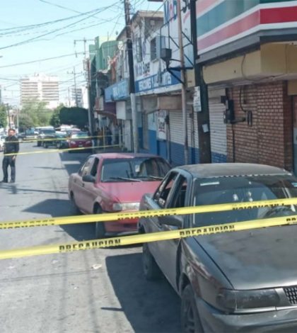 Comando mata a dos afuera  de una tienda en Monterrey
