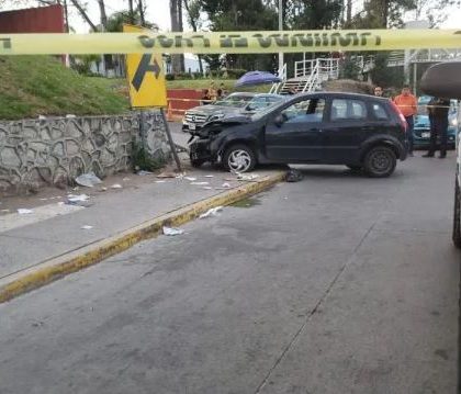 Abogada pierde piernas en accidente vial; reclama pago a aseguradora