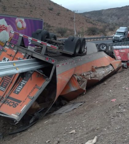 Vuelca tráiler en la carretera a México, a la altura de Santa María del Río (Fotogalería)