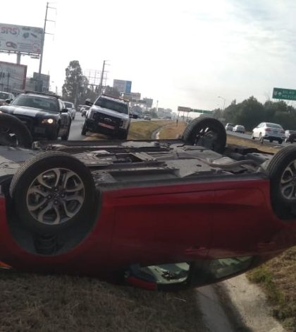 Mujer resultó lesionada  al volcar su auto