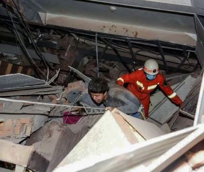 Rescatan a 38 personas de  hotel colapsado en China