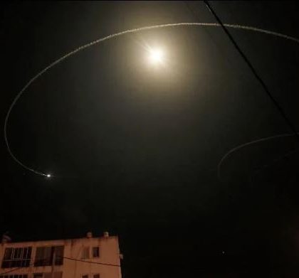 Fuerzas árabes interceptan y  destruyen un misil encima de Riad