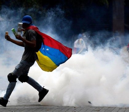 Policía dispersa con gases marcha  encabezada por Guaidó en Caracas