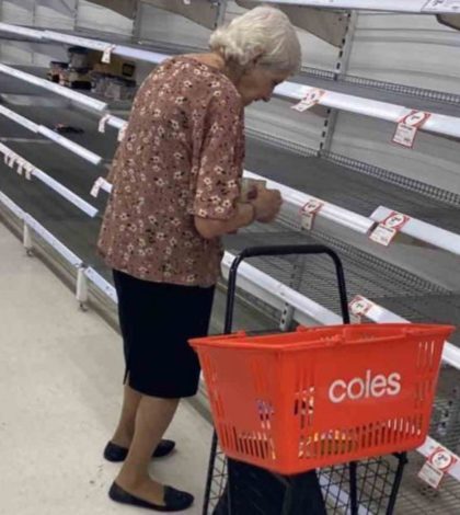 Abuelita llega a supermercado  y llora al ver que no  hay nada