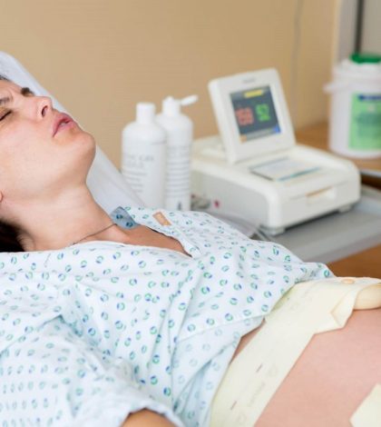 Embarazada con coronavirus muere durante cesárea y su hija no sobrevive