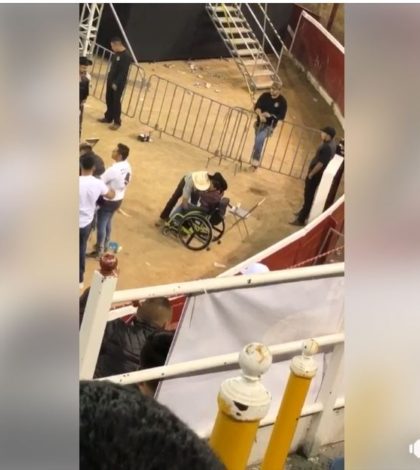 Padre saca a su hija en silla  de ruedas a bailar en un jaripeo