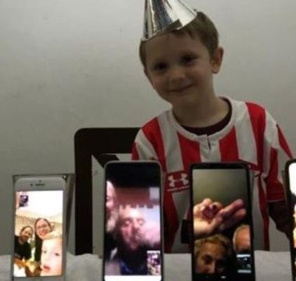 Niño cumple años en cuarentena  y celebra con peculiar videollamada