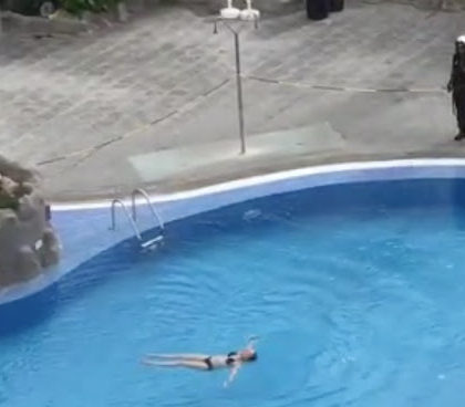 Mujer se mete a una piscina y pasará la cuarentena ¡en la cárcel! (video)
