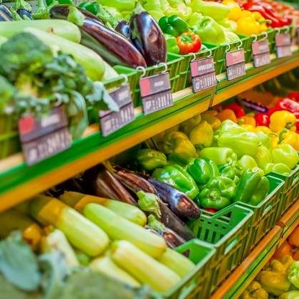Escupe frutas de un supermercado y lo presume en redes (video)