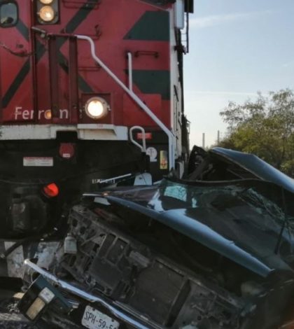 Tren embiste una camioneta en Nuevo León y deja tres muertos