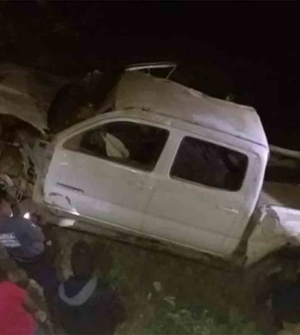Mueren 9 personas al caer camioneta a barranco en Guerrero