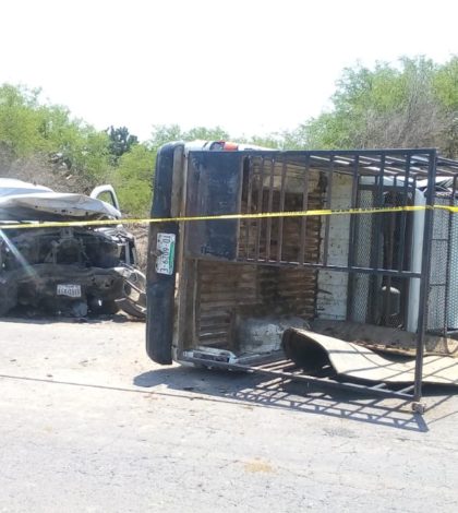 Choque y volcadura en la carretera a Peñasco; muere uno de los conductores