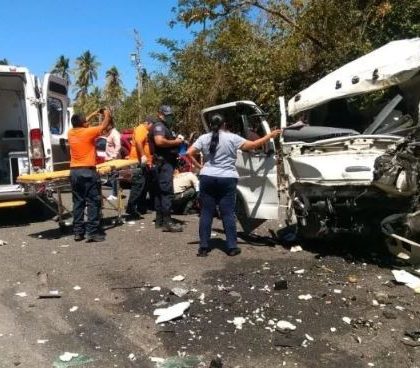 Choque entre dos tractocamiones en  Cihuatlán deja un muerto