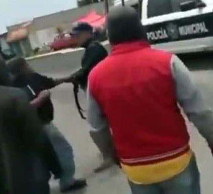 Golpean a policías por pedir a motociclista uso de cubrebocas