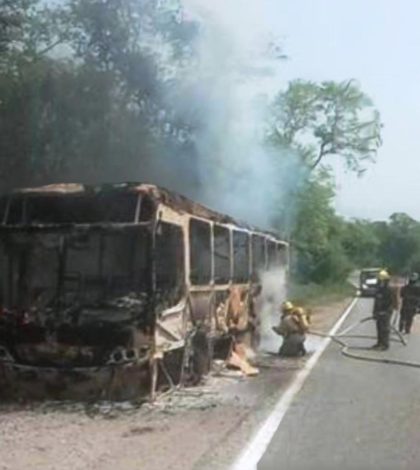 Camión de pasajeros es consumido por el fuego en Ciudad Valles