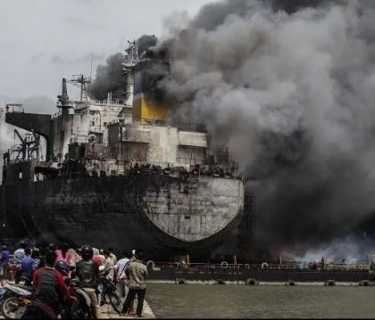 Fallecen siete personas tras incendio de barco petrolero en Indonesia