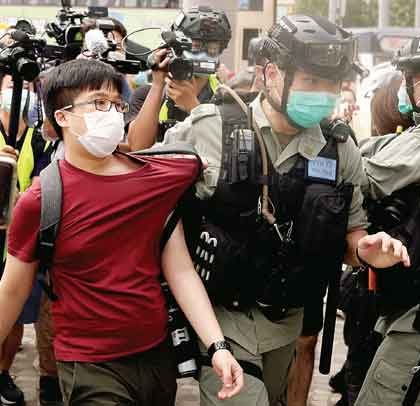 Eximen a policías de represión durante  protestas en Hong Kong