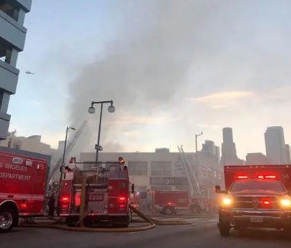Explosión en Los Ángeles deja varios edificios en llamas y bomberos heridos