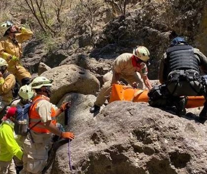 Con apoyo aéreo, rescatan el cuerpo de  un hombre en las cascadas de Huaxtla