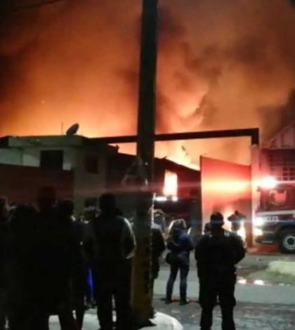 Incendio consume fábrica de estopa y algodón en Valle de Chalco