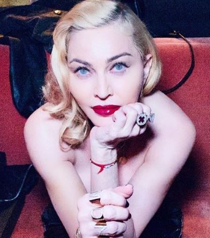 Madonna se pasea en moto tras superar el coronavirus
