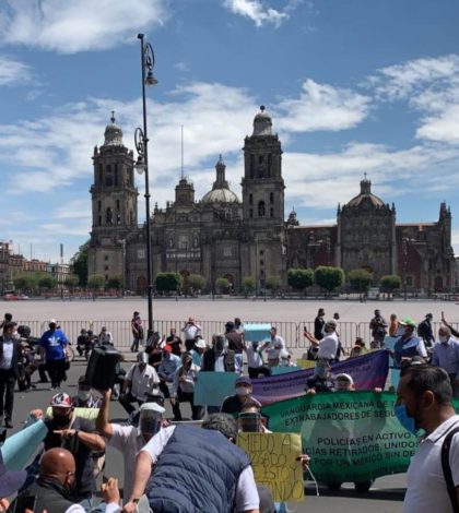 De rodillas, policías se manifiestan en el Zócalo