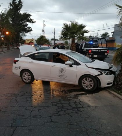  ¡Se los acaban! Chocan automóvil del año del Ayuntamiento de SLP contra una palmera (Fotos)