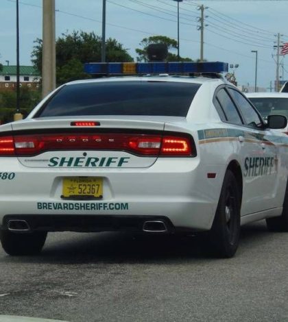 Policía afroamericano golpea brutalmente a hispano en Florida