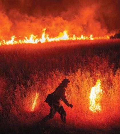 Intenso fuego azota norte de California, hectáreas se siguen consumiendo