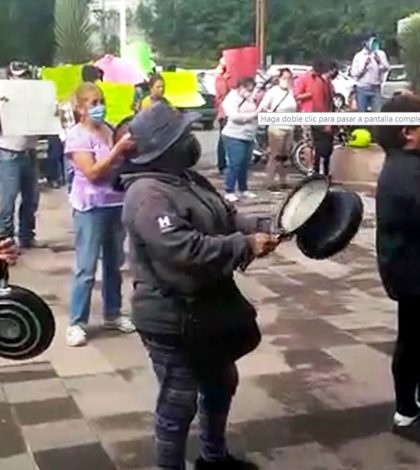 A cacerolazos protestan colonos en la Unidad Administrativa Municipal