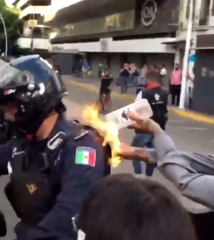 Joven prende fuego a policía durante protesta en Jalisco por Giovanni López