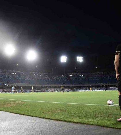 Inter sorprendió al Nápoles con un gol olímpico