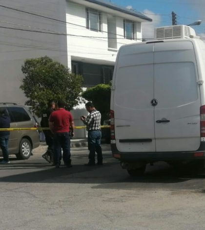 Roban camioneta en asalto, luego la abandonan