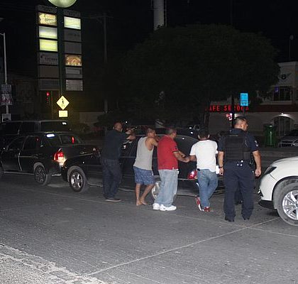 Policías agredidos por  vecinos durante remisión