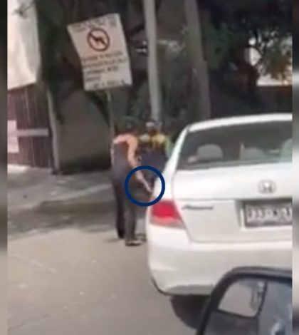 #LadyChancla lanza patada y amenaza con sandalia a policía en CDMX